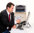 Geschäftsmann im Büro mit Computer