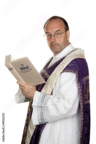 Photo: katholischer Priester mit Bibel im Gottesdienst katholischer Priester mit Bibel im Gottesdienst