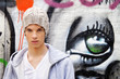 Cool blickender Jugendlicher Mann vor Graffiti