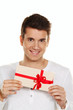 Mann mit Geschenk Gutschein