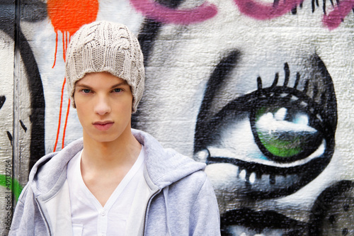Photo: Cool blickender Jugendlicher Mann vor Graffiti Cool blickender Jugendlicher Mann vor Graffiti