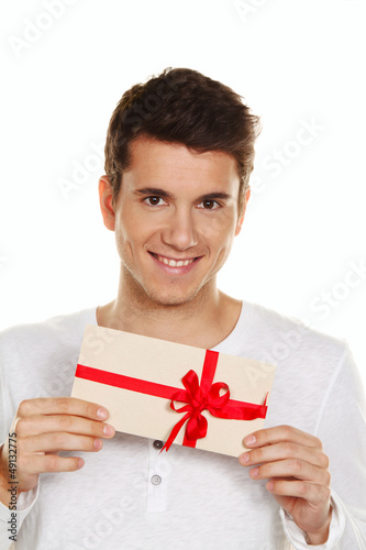 Photo: Mann mit Geschenk Gutschein Mann mit Geschenk Gutschein
