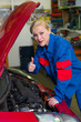 Frau als Mechaniker in Auto Werkstatt