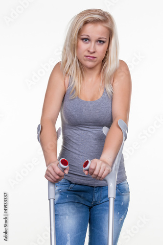 Photo: Frau mit Krücken Frau mit Krücken