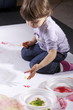 Foto: bambina dipinge con le mani bambina dipinge con le mani