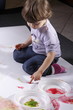 Foto: bambina dipinge con le mani bambina dipinge con le mani