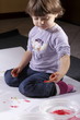 Foto: bambina dipinge con le mani bambina dipinge con le mani