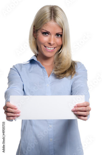 Photo: junge frau zeigt hinweisschild junge frau zeigt hinweisschild