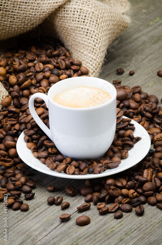 Photo: kaffeesack mit bohnen und kaffeetasse kaffeesack mit bohnen und kaffeetasse
