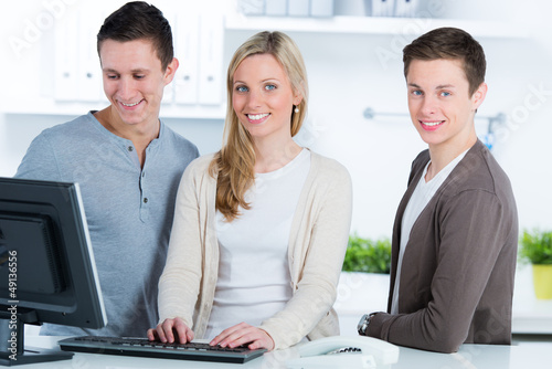 Photo: studenten arbeiten am pc studenten arbeiten am pc