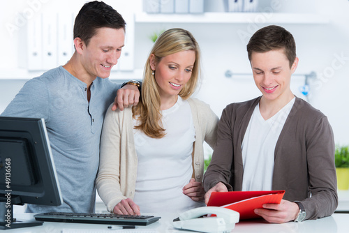 Photo: junges team in einer agentur bespricht sich junges team in einer agentur bespricht sich
