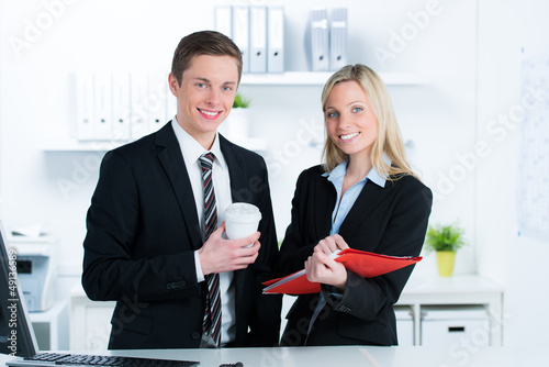 Photo: arbeitskollegen besprechen den ablauf arbeitskollegen besprechen den ablauf