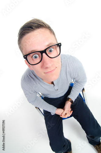 Photo: junger mann sitzt auf einem stuhl junger mann sitzt auf einem stuhl