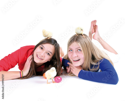 Photo: Lachende Mädchen mit Ostereiern und Küken Lachende Mädchen mit Ostereiern und Küken