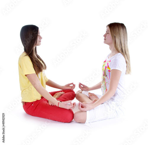 Photo: Zwei Mädchen machen Yoga Zwei Mädchen machen Yoga