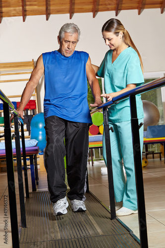 Photo: Älterer Mann bei Bewegungstherapie Älterer Mann bei Bewegungstherapie