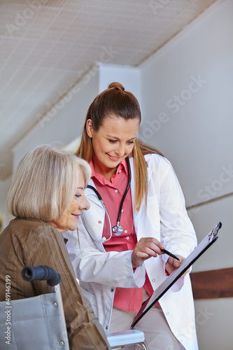 Photo: Ärztin will Unterschrift von Seniorin Ärztin will Unterschrift von Seniorin
