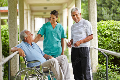 Photo: Senioren reden mit Krankenschwester im Pflegeheim Senioren reden mit Krankenschwester im Pflegeheim