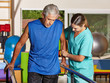 Senior bei Bewegungstherapie