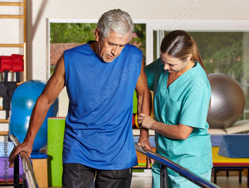 Photo: Senior bei Bewegungstherapie Senior bei Bewegungstherapie