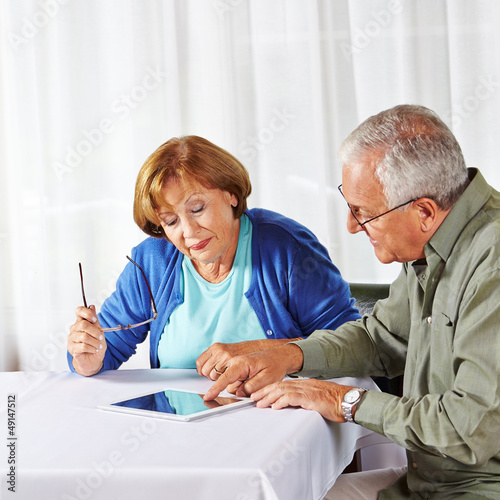 Photo: Senior zeigt Frau Tablet Computer Senior zeigt Frau Tablet Computer