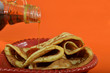 Photo : Crêpe au sirop d'érable fond orange Crêpe au sirop d'érable fond orange