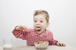 Junge frühstückt Müsli