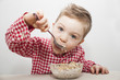 Junge frühstückt Müsli
