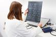 Photo: dottoressa con radiografia dottoressa con radiografia