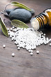 Gluboli und Massagesteine auf Holz