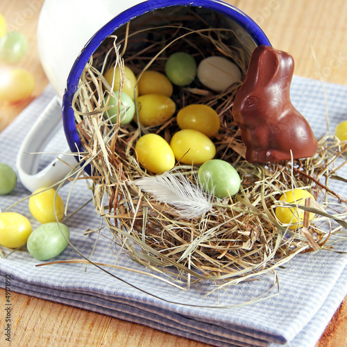 Photo: schokohäschen mit zuckereiern im osternest schokohäschen mit zuckereiern im osternest