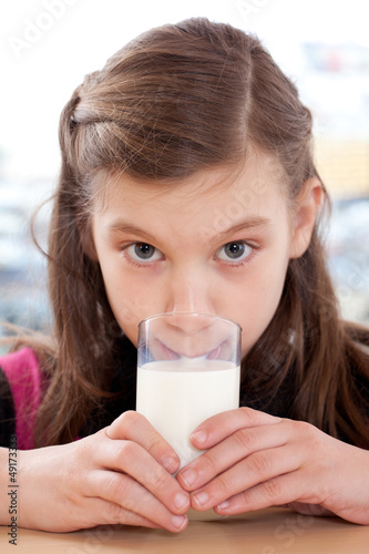 Photo: Mädchen trinkt Milch Mädchen trinkt Milch