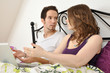 Junge Frau streitet sich im Bett