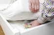 Photo: Mann versteckt Bargeld unter Matratze Mann versteckt Bargeld unter Matratze