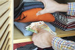 Photo: Mann versteckt Geld im Kleiderschrank Mann versteckt Geld im Kleiderschrank