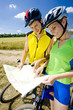 Foto: bikers holding a map bikers holding a map