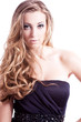 junge attraktive blonde frau mit vollem langen haar mit locken i