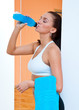 Foto: woman in gym drinking woman in gym drinking