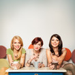 Foto: happy girlfriends with coffee mugs happy girlfriends with coffee mugs