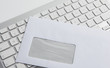 Briefumschlag und Tastatur