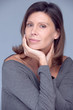 femme brune 40 ans regard