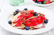 frischer pfannkuchen mit Beeren