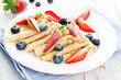 frischer pfannkuchen mit Beeren