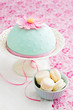 Kuchen mit Zuckerblume und Macarons