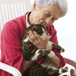 Mamie caressant  son chat