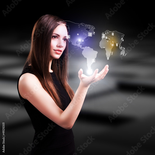 Photo: junge Frau mit Weltprojektion junge Frau mit Weltprojektion