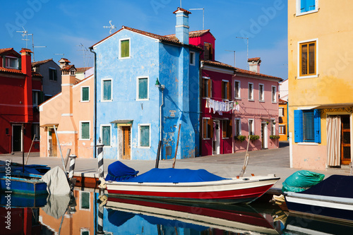 Photo: bunte Häuser und Boote in Burano bunte Häuser und Boote in Burano