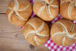 Brötchen auf Holz mit Tuch III