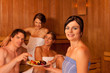Vier Leute oder Freunde in der Sauna