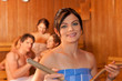 Vier Freunde in der Sauna eines Thermalbades